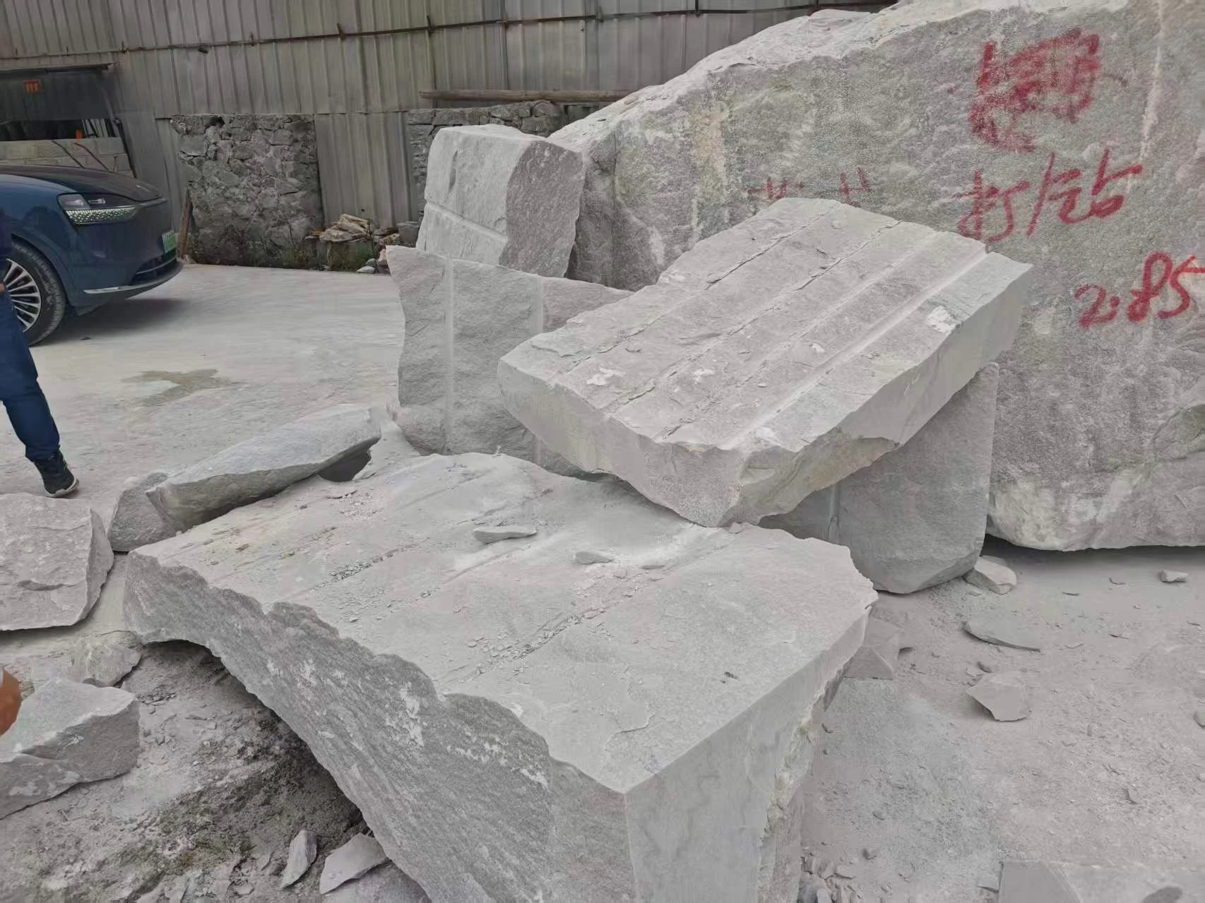 Rock splitting results using HSCA expansive mortar and pneumatic rock drill 